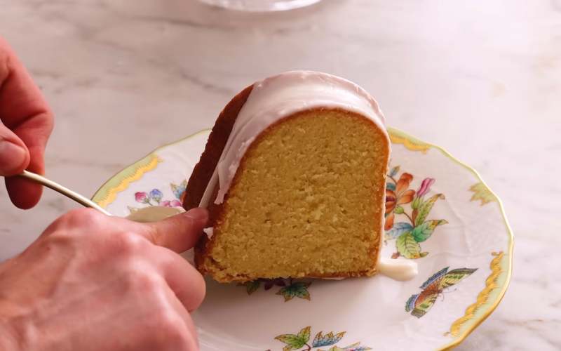 How to Serve a Classic Vanilla Bundt Cake